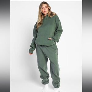 comfrt standard sweatpants forest green
never worn
size s